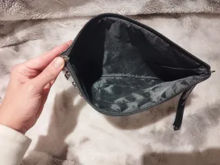 Cartera de mano negra con tachuelas