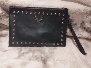 Cartera de mano negra con tachuelas