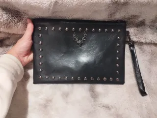 Cartera de mano negra con tachuelas
