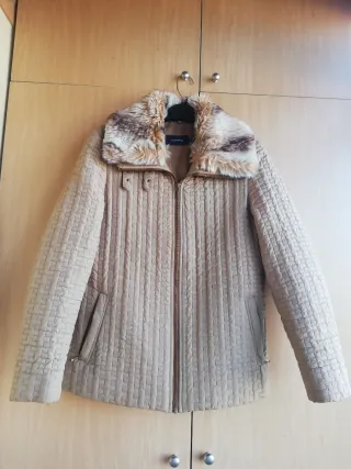 Chaqueta beige con cuello de pelo