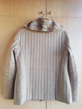 Chaqueta beige con cuello de pelo