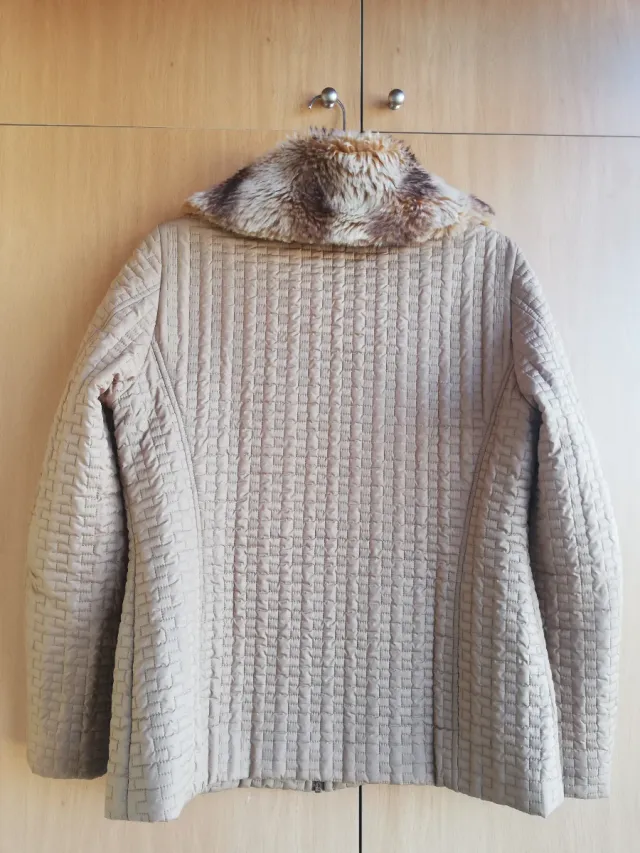 Chaqueta beige con cuello de pelo