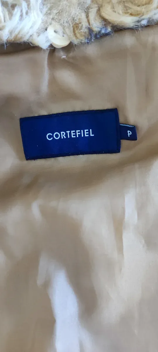 Chaqueta beige con cuello de pelo