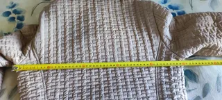 Chaqueta beige con cuello de pelo