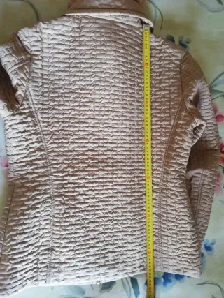 Chaqueta beige con cuello de pelo