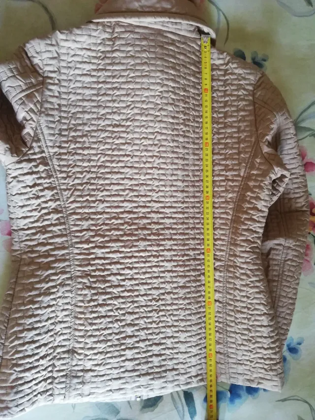 Chaqueta beige con cuello de pelo