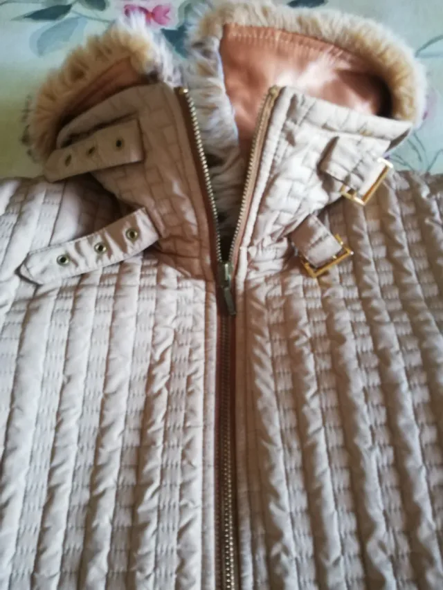 Chaqueta beige con cuello de pelo