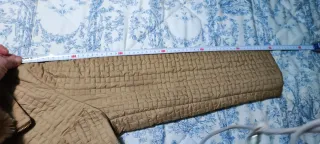 Chaqueta beige con cuello de pelo