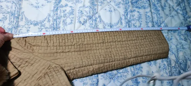 Chaqueta beige con cuello de pelo