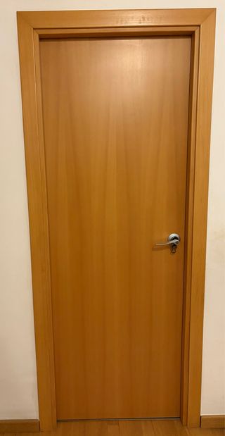 4 Puertas de madera+ marcos+ manilla. Desmontadas.