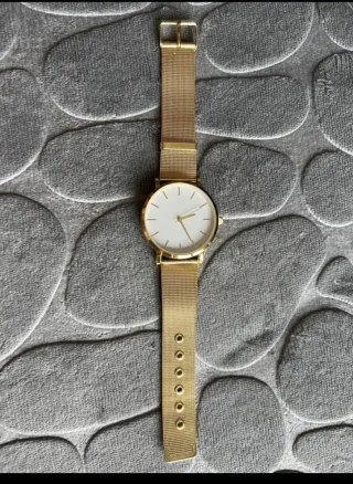 Reloj de pulsera dorado