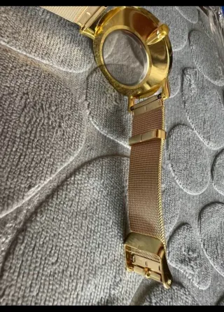 Reloj de pulsera dorado