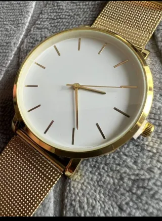Reloj de pulsera dorado