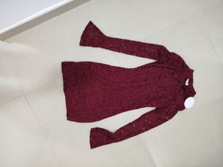 Vestido de encaje burdeos manga larga