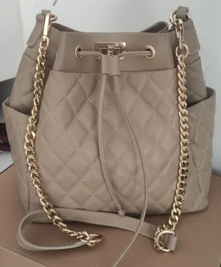 Bolso de piel color topo. Inspiración marca famosa