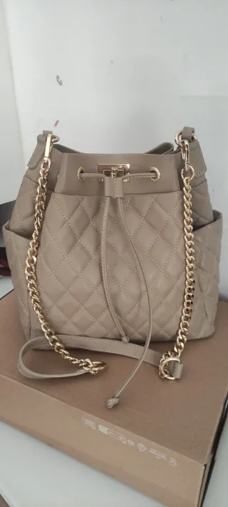 Bolso de piel color topo. Inspiración marca famosa