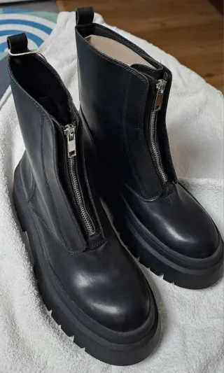 Botas negras Nuevas con cremallera, talla 39