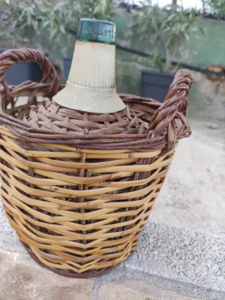 Garrafa cristal con cesta mimbre
