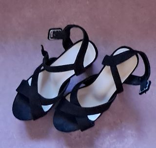 Sandalias negras con tiras cruzadas