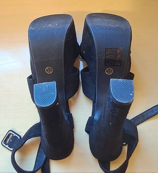 Sandalias negras con tiras cruzadas