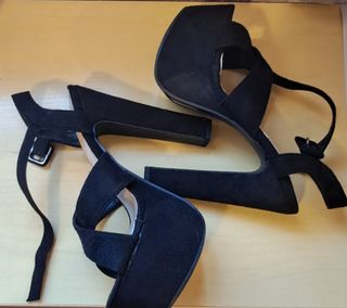 Sandalias negras con tiras cruzadas