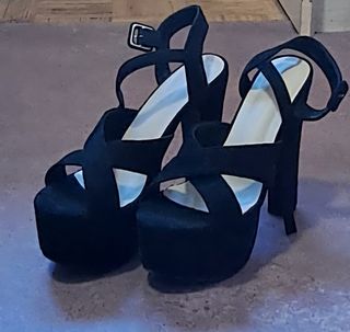 Sandalias negras con tiras cruzadas