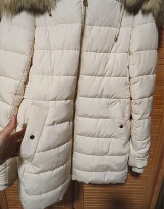 Plumífero Zara crema con capucha