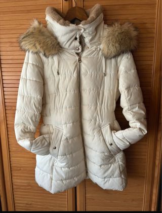 Plumífero Zara crema con capucha