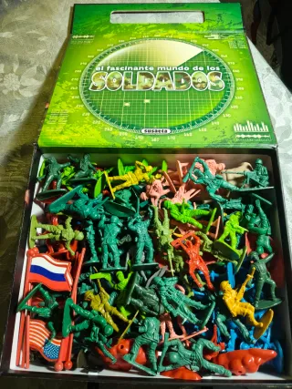 Valigetta piena di soldatini di plastica