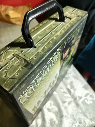 Valigetta piena di soldatini di plastica