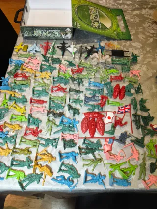 Valigetta piena di soldatini di plastica