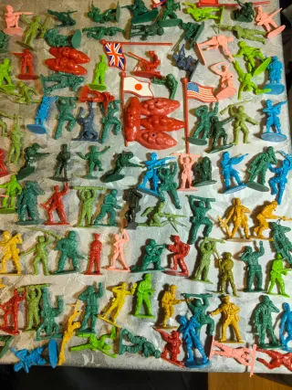 Valigetta piena di soldatini di plastica