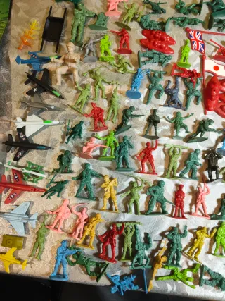 Valigetta piena di soldatini di plastica