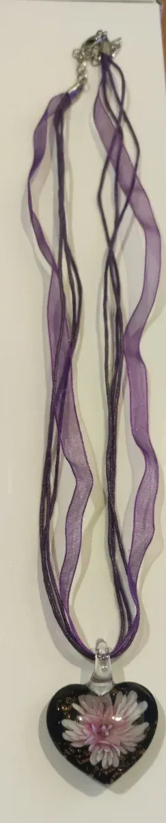 Ciondolo cuore con fiore rosa e nero