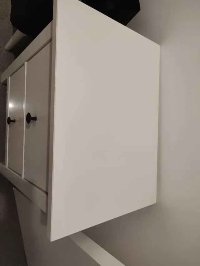 2 Comodini 2 comodi (1 con piccolo graffio)