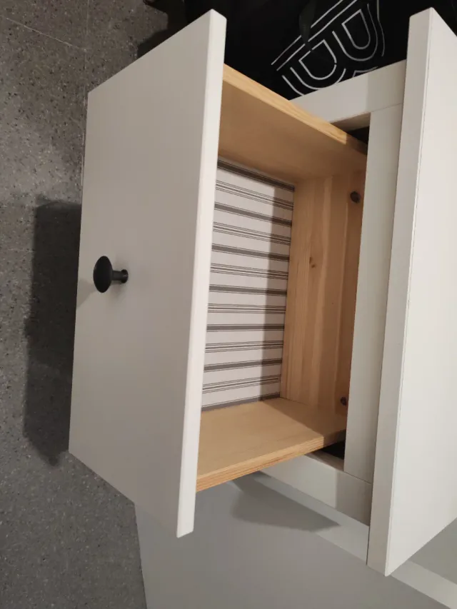 2 Comodini 2 comodi (1 con piccolo graffio)