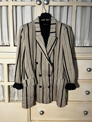 Chaqueta Zara Rayas Beige y Negra Mujer