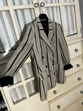 Chaqueta Zara Rayas Beige y Negra Mujer