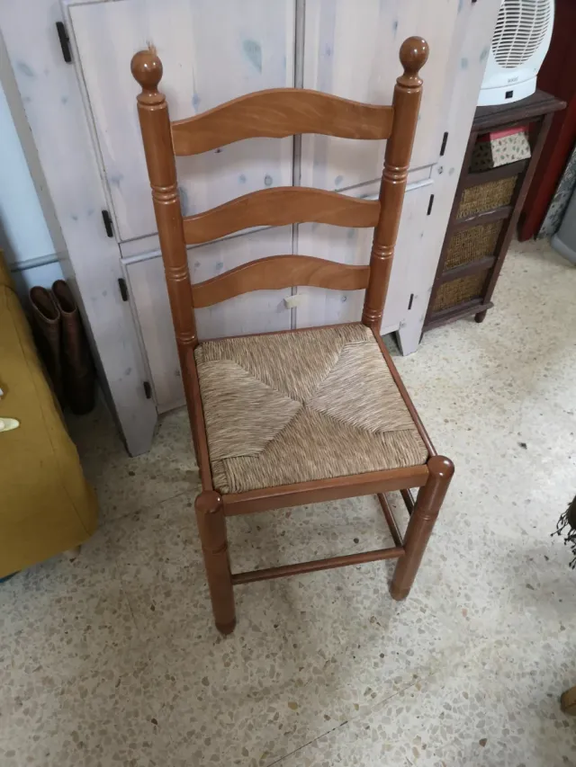 Sedia in legno e vimini