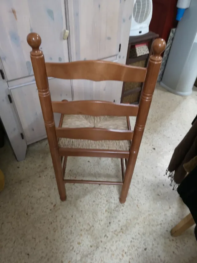 Sedia in legno e vimini