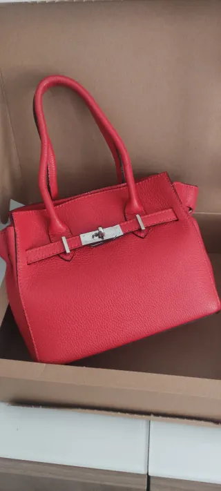 Bolso de piel rojo de la marca Sofía cardoni.