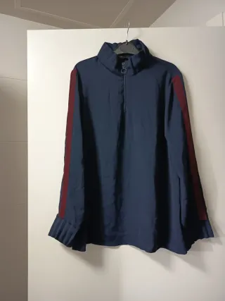 Blusa azul con detalles rojos