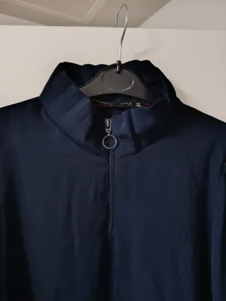 Blusa azul con detalles rojos