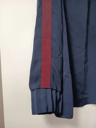 Blusa azul con detalles rojos