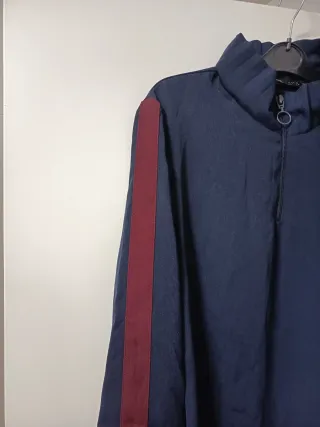 Blusa azul con detalles rojos