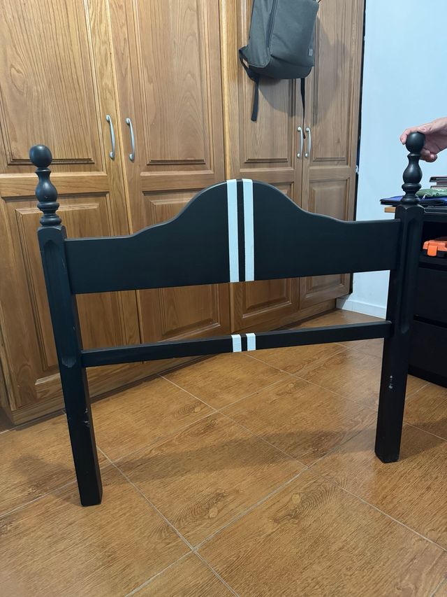 Testata in legno nero con dettagli