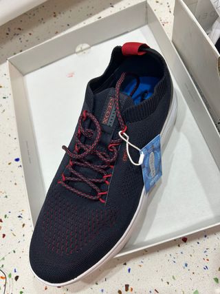 Zapatillas Geox Negras y Rojas