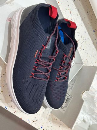 Zapatillas Geox Negras y Rojas