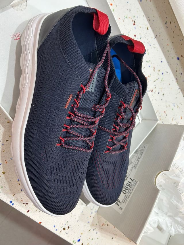 Zapatillas Geox Negras y Rojas