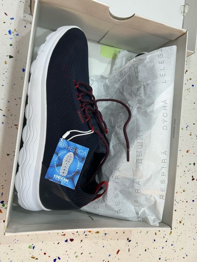 Zapatillas Geox Negras y Rojas